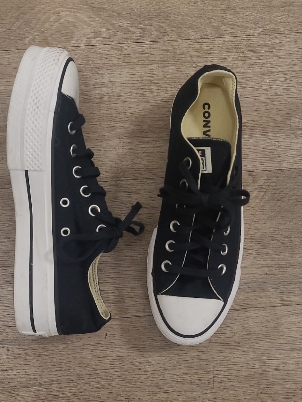 NEW WITHOUT TAGS Converse Low Top Sneakers in Black and White - Picture 2 of 8